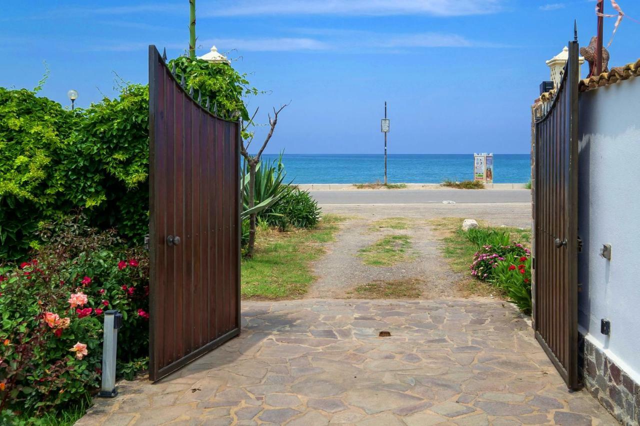Rumah Saya Campofelice Di Roccella Exteriör bild